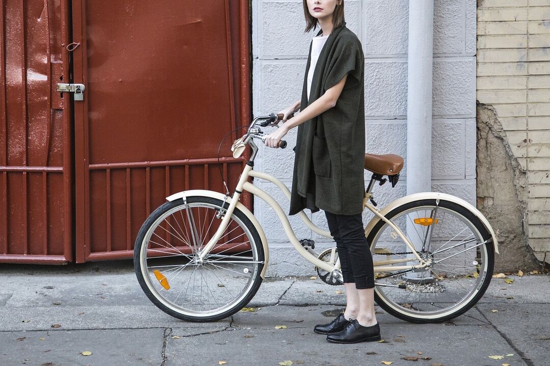 Chica con bicicleta