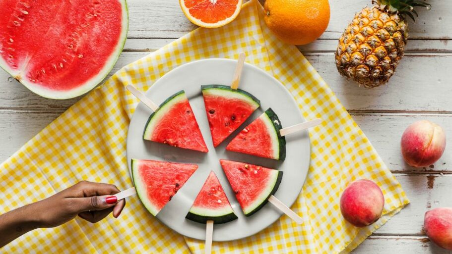 Trozos de sandía en palitos